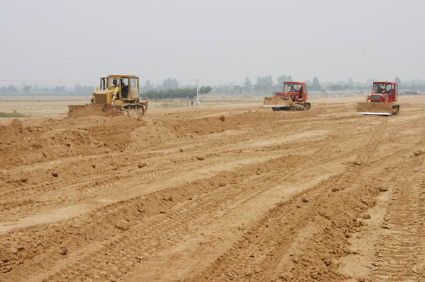 山推推土機(jī)平整廠地