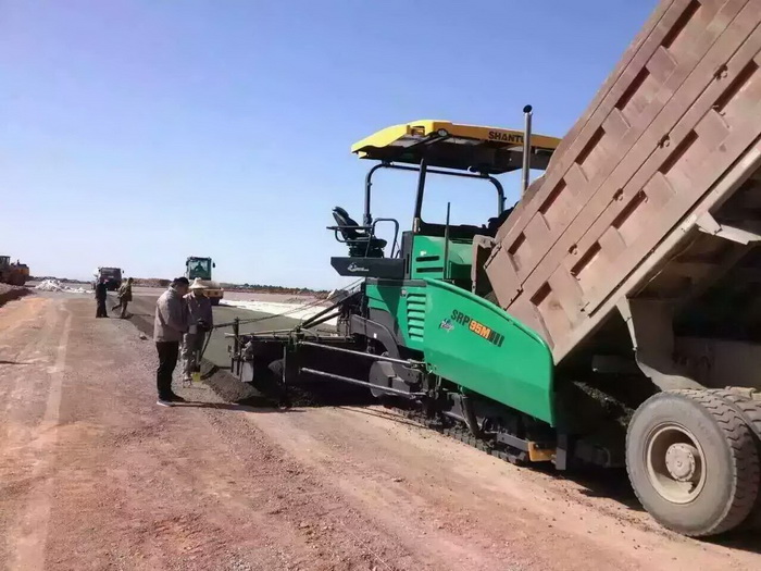 山推攤鋪機在鋪設路面