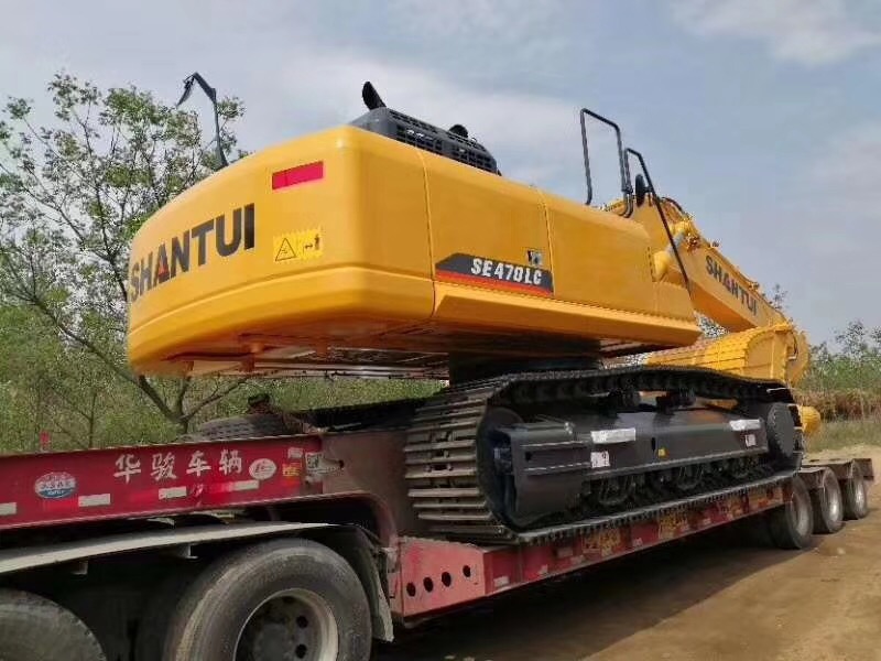 山推SE470LC挖掘機(jī)交車客戶