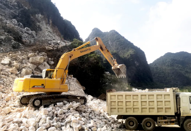 山推SE245LC-9A液壓挖掘機(jī)
