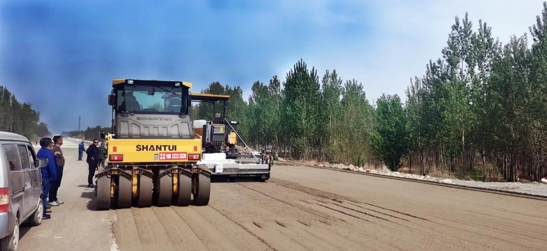 山推SRT30H-C6膠輪壓路機