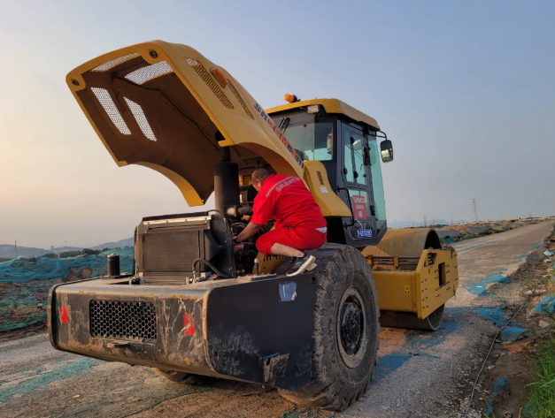 山推壓路機維修中